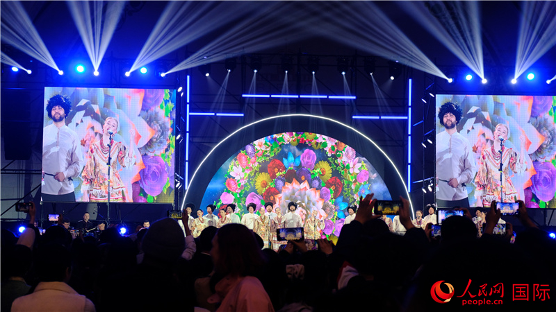 中俄觀眾欣賞俄羅斯傳統(tǒng)歌舞表演。人民網(wǎng) 褚夢(mèng)琦攝