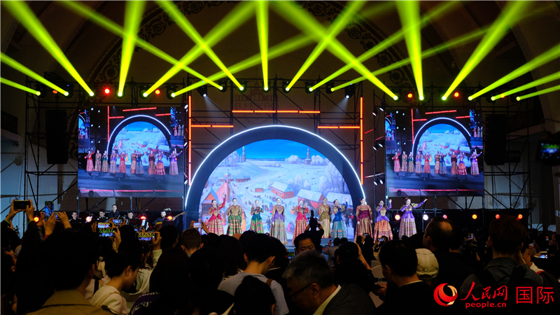 中俄觀眾欣賞俄羅斯傳統(tǒng)歌舞表演。人民網(wǎng) 褚夢(mèng)琦攝