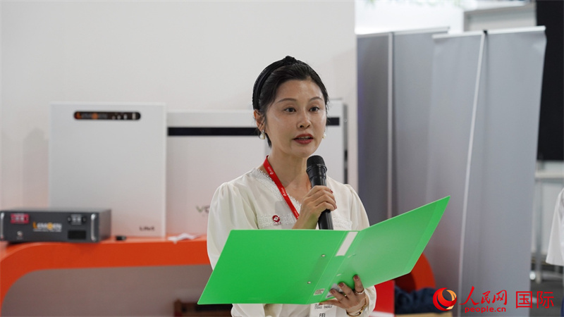 中建材海外經(jīng)濟合作有限公司總經(jīng)理姜婓致辭。人民網(wǎng) 劉暢攝