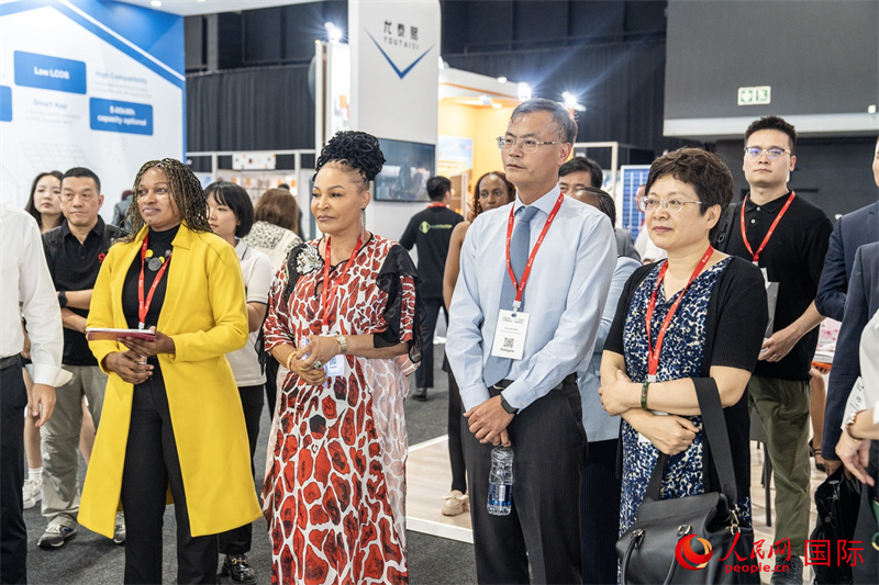 現(xiàn)場嘉賓參與捐贈儀式。人民日報非洲中心分社 希拉茲·莫林?jǐn)z