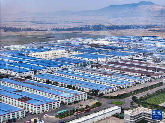 這是2023年11月3日在埃塞俄比亞杜凱姆市拍攝的東方工業(yè)園（無人機(jī)照片）。 新華社發(fā)（東方工業(yè)園供圖）