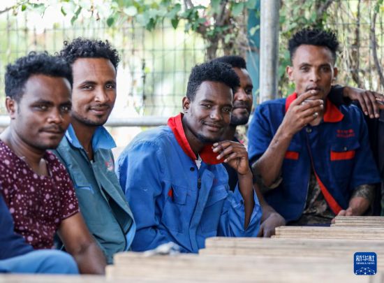 2024年2月16日，在埃塞俄比亞杜凱姆市的東方工業(yè)園，工人在工作間隙休息。 新華社記者 李亞輝 攝