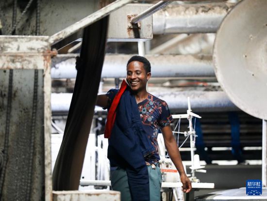 2024年2月16日，在埃塞俄比亞杜凱姆市的東方工業(yè)園，工人在東方紡織印染有限公司的車間內(nèi)工作。 新華社記者 李亞輝 攝