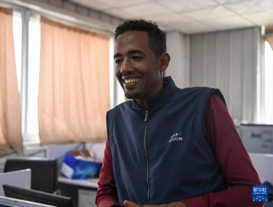 2024年2月16日，在埃塞俄比亞杜凱姆市的東方工業(yè)園，東方紡織印染有限公司經(jīng)理格圖·克貝貝接受新華社記者采訪。 新華社記者 李亞輝 攝