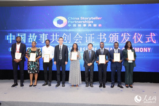 現(xiàn)場頒發(fā)證書。人民網(wǎng)記者 陳博攝