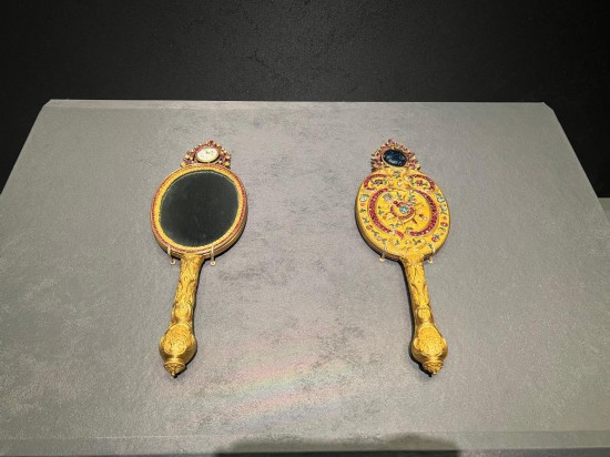 銅鍍金鑲表橢圓把鏡。新華社記者徐壯 攝