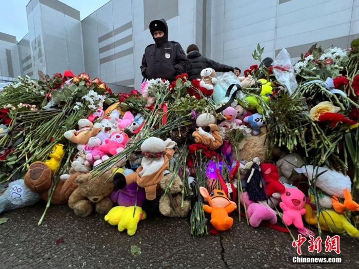 當?shù)貢r間3月24日，俄羅斯全國哀悼日，悼念22日發(fā)生在莫斯科州克拉斯諾戈爾斯克市“克羅庫斯城”音樂廳恐怖襲擊事件中的遇難者。此次恐襲已導致137人遇難，150多人受傷。圖為民眾在恐襲事件現(xiàn)場附近敬獻的鮮花和毛絨玩具。<a target='_blank' href='/'><p  align=
