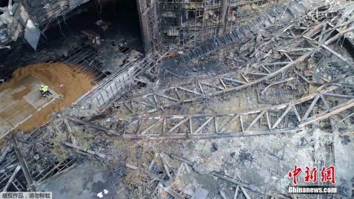 當(dāng)?shù)貢r間2024年3月26日下午，據(jù)俄羅斯緊急情況部公布的消息，莫斯科州“克羅庫斯城”音樂廳恐怖襲擊事件的搜救工作已經(jīng)全部結(jié)束。據(jù)介紹，工作人員已完成現(xiàn)場滅火救援以及廢墟清理的工作。圖為發(fā)生恐怖襲擊事件后音樂廳內(nèi)部滿目瘡痍。（視頻截圖）