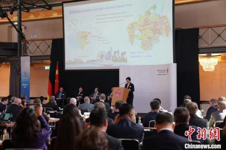 當(dāng)?shù)貢r間4月5日，由中國商務(wù)部主辦的“投資中國”德國專場推介活動在斯圖加特市舉行。中新社記者 馬秀秀 攝