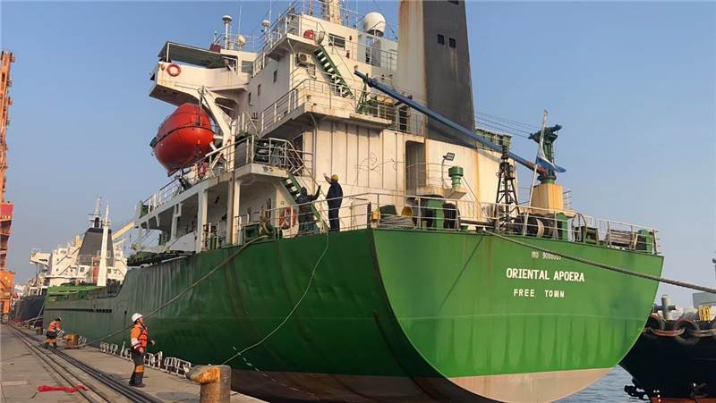 中蘇海運直航貨輪靠泊蘇里南碼頭。中國駐蘇里南大使館供圖