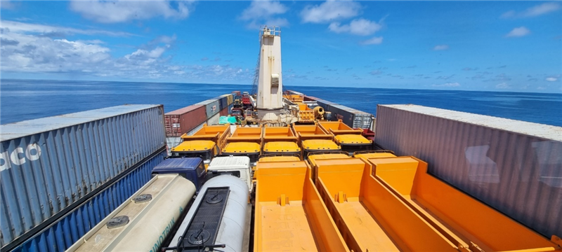 中蘇海運直航貨輪在海上行駛。中國駐蘇里南大使館供圖