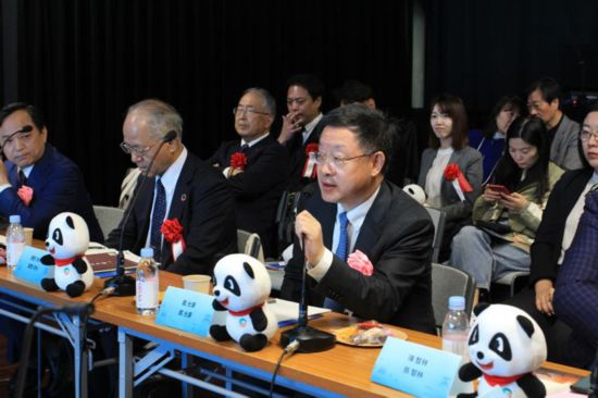 圖為四川省文化和旅游廳廳長(zhǎng)戴允康向日本友人介紹四川旅游資源。（中國(guó)駐東京旅游辦事處供圖）