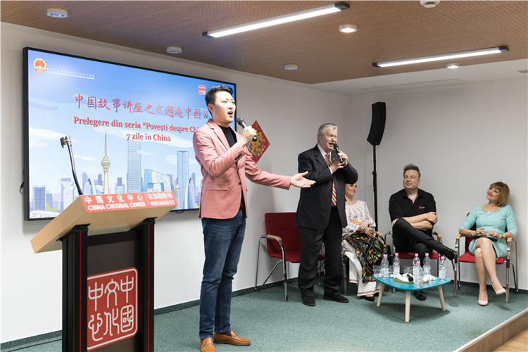 中國青年男高音歌唱家方瀧與奧爾基·圖爾達(dá)合唱羅語歌曲。布加勒斯特中國文化中心供圖。