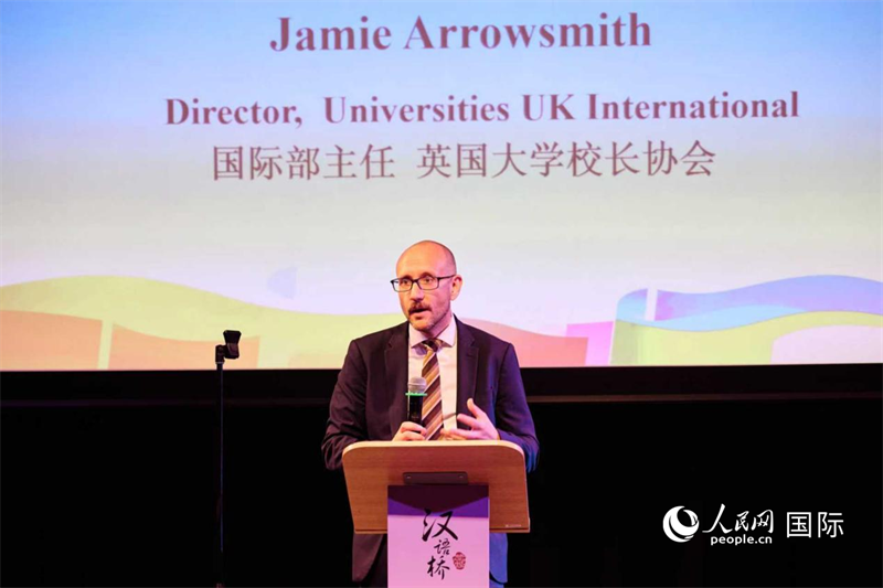 英國大學(xué)校長協(xié)會(huì)國際部主任杰米·阿羅史密斯發(fā)表致辭。楊浩鵬攝