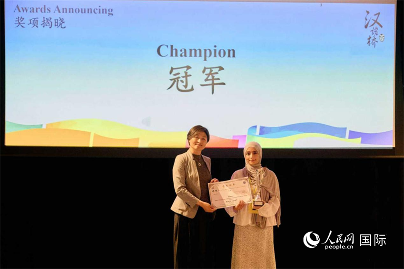中國駐英國大使館公使銜教育參贊周為向冠軍選手瑪麗亞姆頒獎(jiǎng)。楊浩鵬攝
