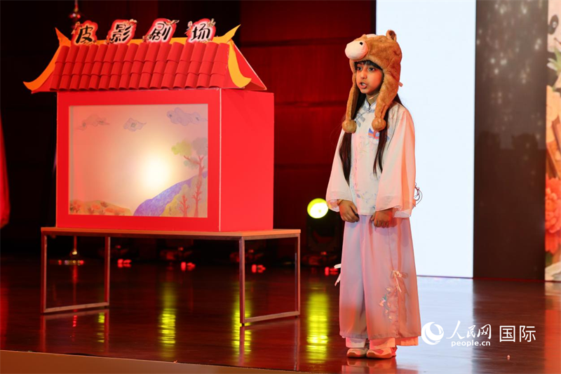 皮影表演也登上了才藝展示的舞臺(tái)。人民網(wǎng)記者 張志文攝