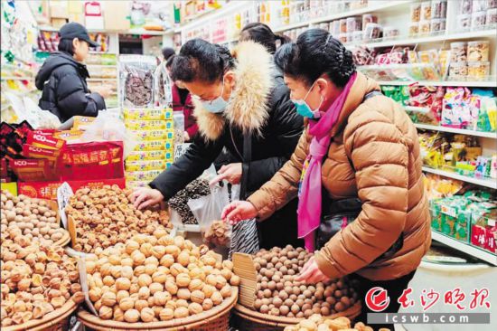 　　在長沙南門口菜市場附近的一家炒貨店內(nèi)，市民正在選購年貨?！　￠L沙晚報(bào)全媒體記者 范宏歡 攝