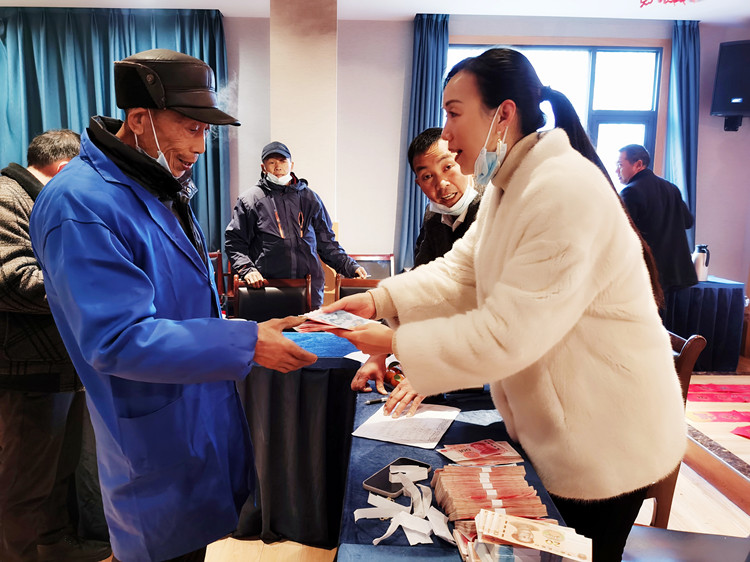 村民領(lǐng)取分紅金。朝天區(qū)融媒體中心供圖