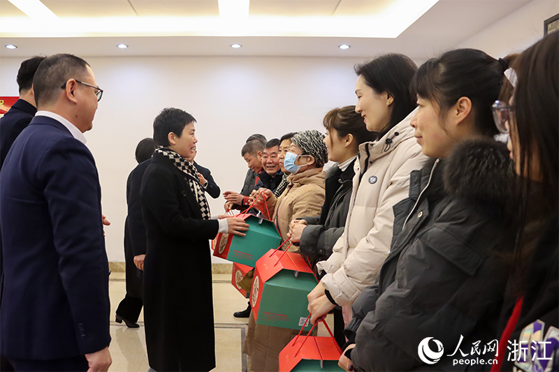 杭州市上城區(qū)“我為年夜飯?zhí)淼啦恕睈坌亩Y盒正式啟送。人民網(wǎng) 秦文攝