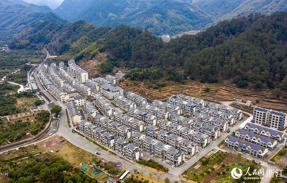 近日，航拍寧波市海曙區(qū)龍觀鄉(xiāng)李岙村屋頂光伏項(xiàng)目。人民網(wǎng) 章勇濤攝