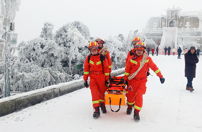 穿梭在南岳山谷間的那一抹“消防橙”。受訪者供圖