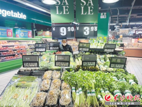 　　家樂福芙蓉廣場(chǎng)店，市民在選購(gòu)春菜。