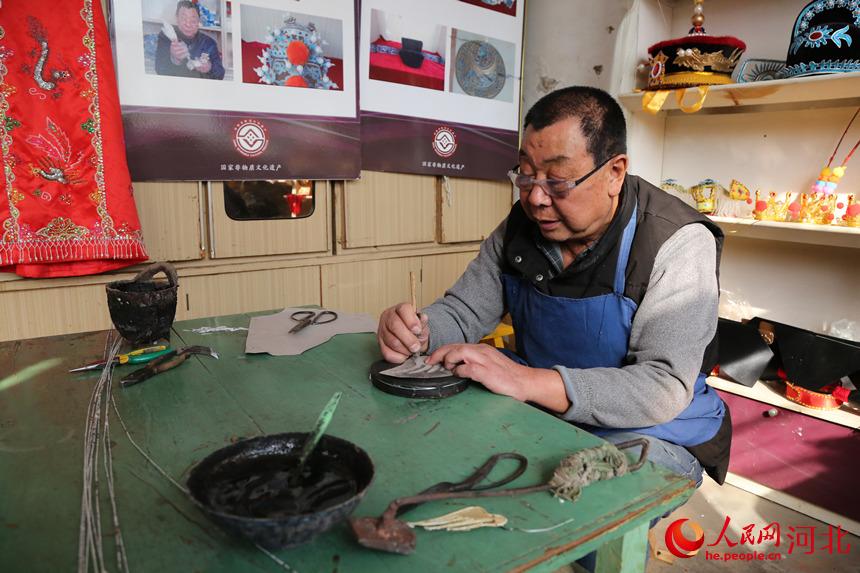 戲曲盔頭技藝傳承人許茂臣正在足活。 韓冰攝