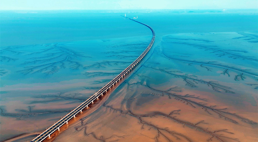 錯落有致的溝壑與灘涂地貌有機融合，勾勒出形態(tài)各異的“灘涂丹青”。虞昌勝攝