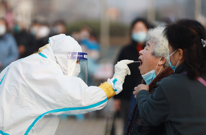 居民在南開區(qū)社區(qū)核酸檢測(cè)點(diǎn)進(jìn)行核酸檢測(cè)。王英浩攝