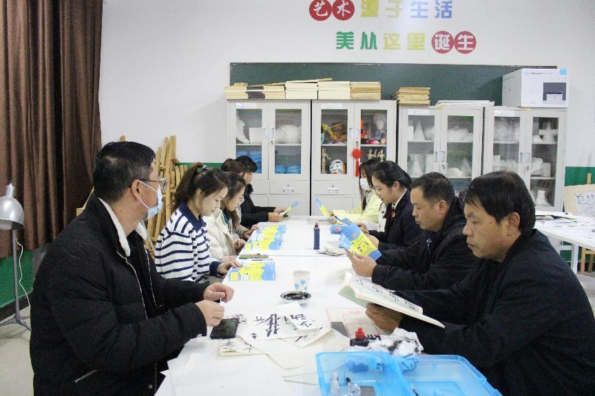 河北省臨西縣人民檢察院未檢檢察官在臨西縣第二小學(xué)為家長(zhǎng)講解家庭教育促進(jìn)法。 孫國(guó)月攝