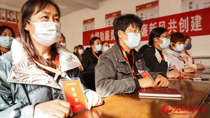 廉潔家風(fēng)宣講員持證上崗。 李揚(yáng)攝