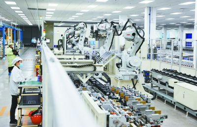 全球鋰離子電池領(lǐng)軍企業(yè)欣旺達(dá)動(dòng)力電池生產(chǎn)車間。 南京日?qǐng)?bào)/紫金山新聞?dòng)浾?崔曉 攝