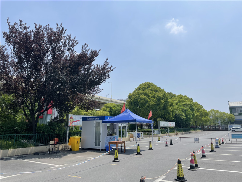 常態(tài)化“核酸采樣工作站”亮相上海街頭。龔昱攝