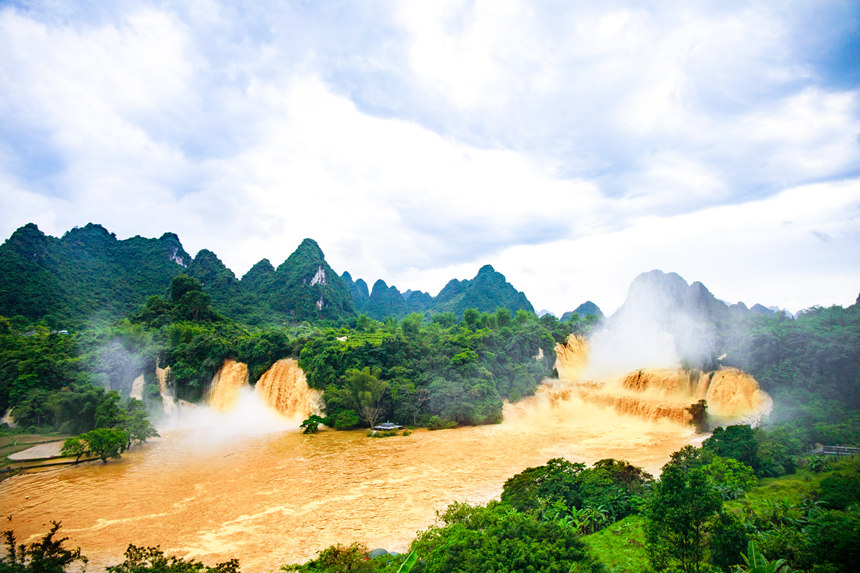 中越德天跨國(guó)瀑布水量暴漲成“黃金瀑布”。楊虎旺攝