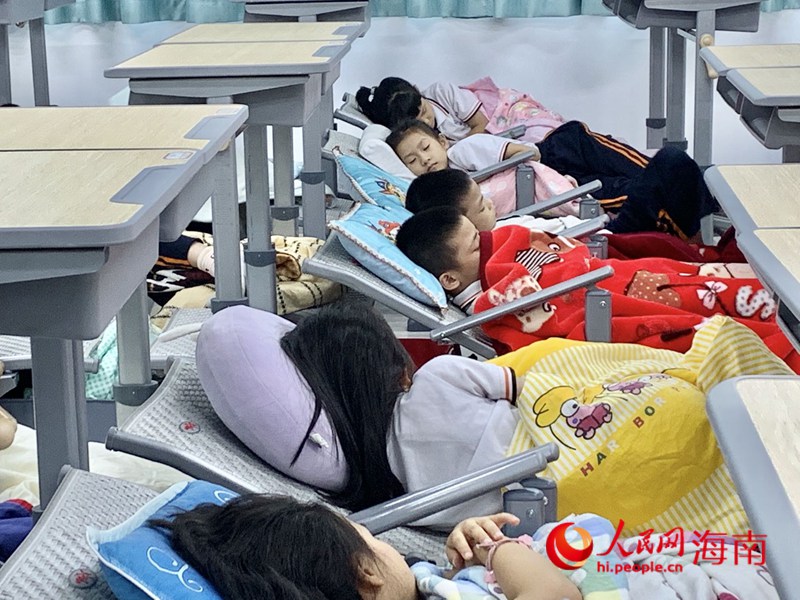 ?？诘诙W(xué)學(xué)生在新式課桌椅上午休。人民網(wǎng) 李浩蓉?cái)z