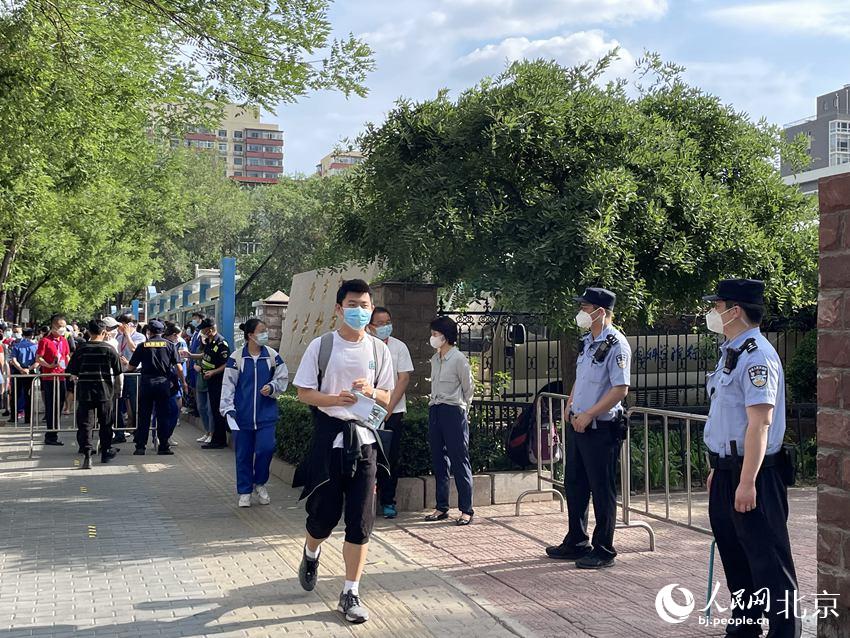 在中關(guān)村中學(xué)考點，考生們有序走入考點。人民網(wǎng) 董兆瑞攝