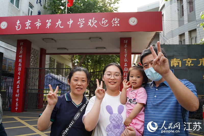 一家人在考點(diǎn)前合影留念。周夢嬌攝