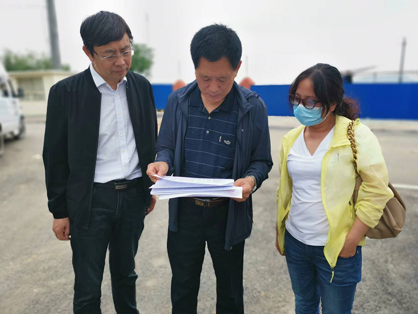 國情調(diào)查核查組專家對司家營鐵礦生產(chǎn)臺(tái)賬等進(jìn)行檢查。袁海波攝