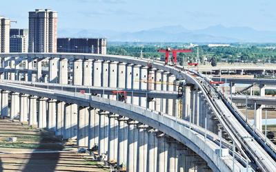 6月7日，工人在唐山市高新技術(shù)開發(fā)區(qū)境內(nèi)的京唐城際鐵路建設(shè)工地施工（無人機照片）。 新華社記者 楊世堯攝