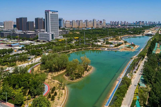 環(huán)城水系中的北湖公園越來越美。羅大慶攝