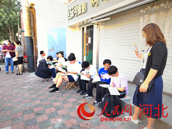 臨進(jìn)考場(chǎng)，考生抓緊時(shí)間再?gòu)?fù)習(xí)一下。人民網(wǎng) 祝龍超攝