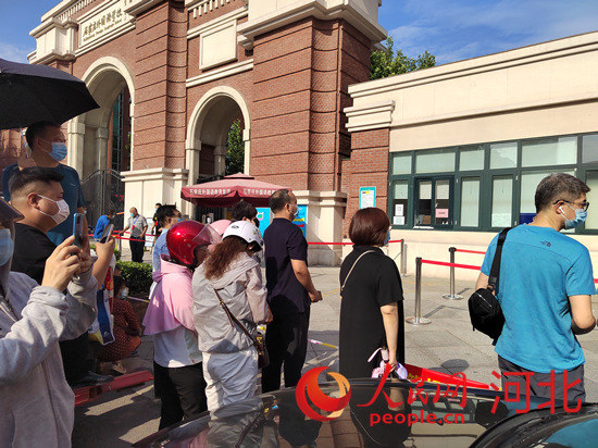 石家莊外國(guó)語(yǔ)學(xué)?？键c(diǎn)外送考的家長(zhǎng)。人民網(wǎng) 祝龍超攝