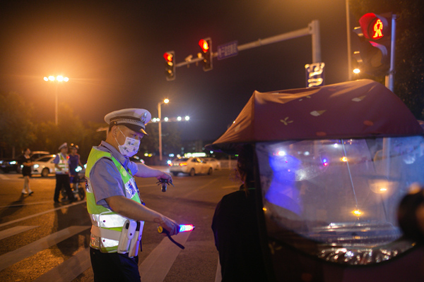 違法加裝電動車遮陽傘也將受到處罰?？馒Q 攝