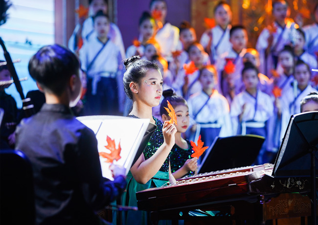 樂(lè)團(tuán)在臺(tái)上演出。單位供圖