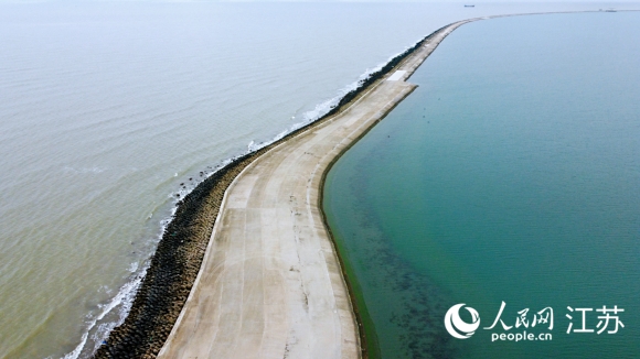 迷人的雙色海。人民網(wǎng)記者 王繼亮攝