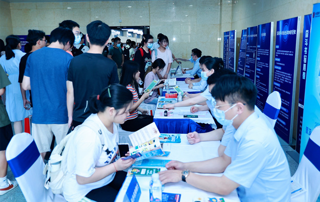 大學(xué)生現(xiàn)場(chǎng)咨詢(xún)創(chuàng)業(yè)政策。長(zhǎng)沙市人社局供圖