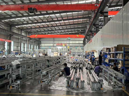 先惠智能裝備生產(chǎn)車間，工人們在忙著組裝設備。受訪單位供圖