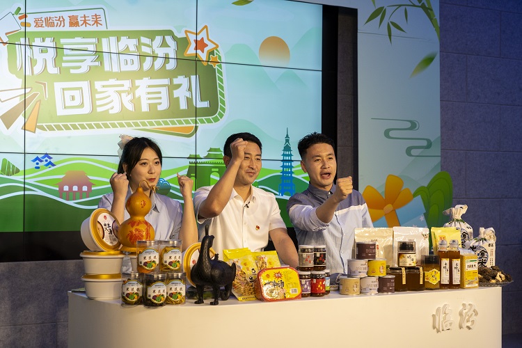 6月3日下午，在臨汾原產(chǎn)地商品體驗店，曲沃縣副縣長樊奇選對當?shù)氐霓r(nóng)特產(chǎn)品、旅游景點進行了推介代言。鄭遠飛攝