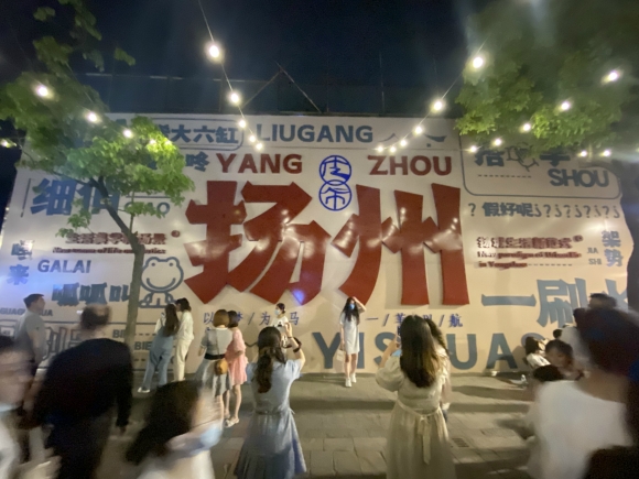 古運(yùn)河畔的皮市街充滿市井氣息。 人民網(wǎng) 張玉峰攝