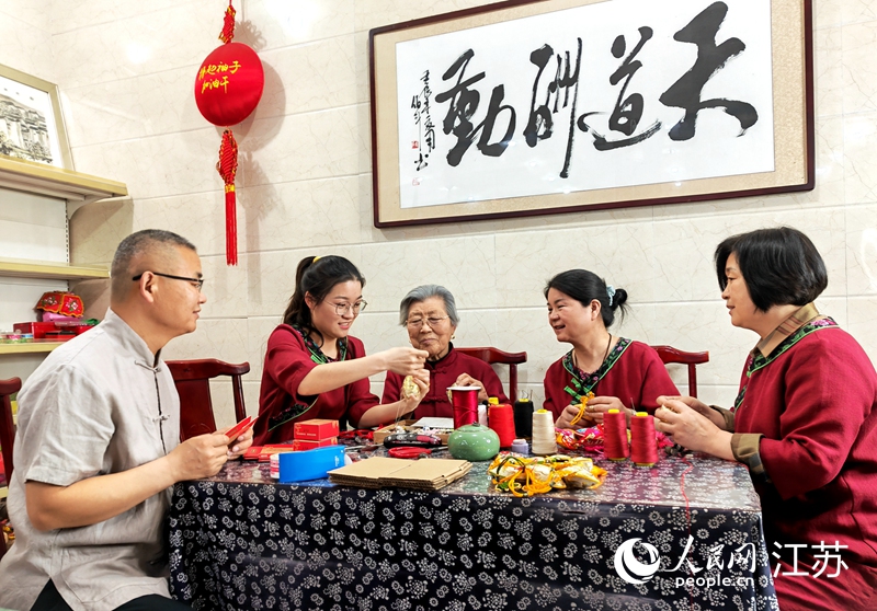 王秀英老人指導孫女制作香包。人民網(wǎng) 閆峰攝